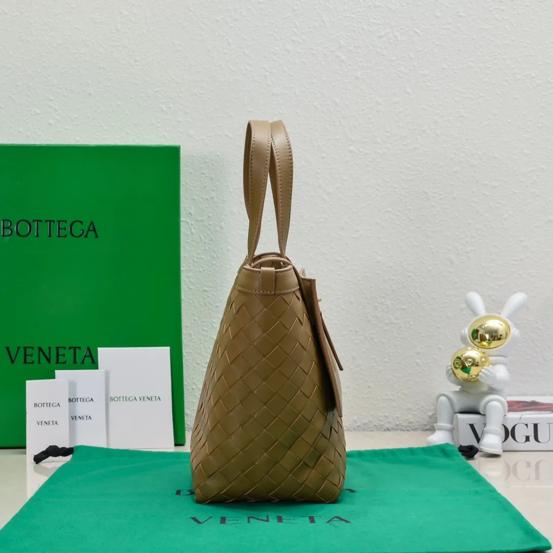 Batch 1500 #Bv 2023 new product Flip Flap tote bag, simple and practical tote body design, classic leather weaving, fully displaying Bv craftsmanship, and making the whole bag look more refined. The small zipper pocket can be placed inside the bag, or can be placed outside as a handbag seal. The versatile small tote [happy] is both fashionable and practical. It is suitable for a variety of occasions. It is made of top-grade happa lambskin. It is very soft and lightweight. The bag shape that can stand up without falling down is really nice. It is the first choice for fashion workers and expectant mothers. Size: 23x18.5x15, model: 7746